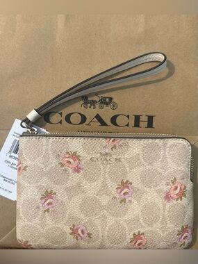 🍁COACH Floral Signature Zip Wristlet in Beige and Pink